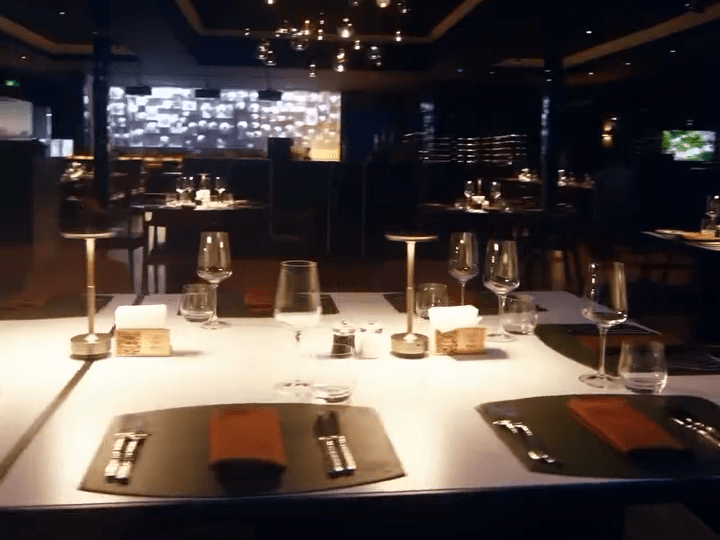 A sala de jantar posta